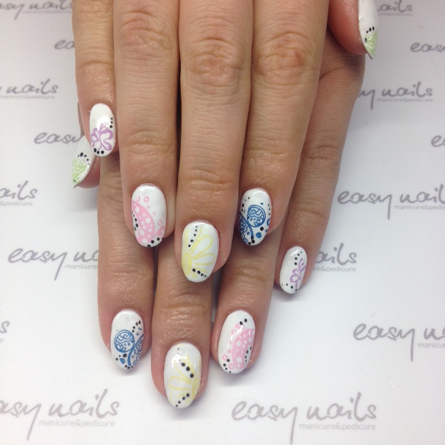 Pastelowy manicure hybrydowy z delikatnymi zdobieniami