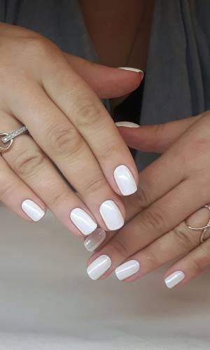 Biały manicure z efektem syrenki