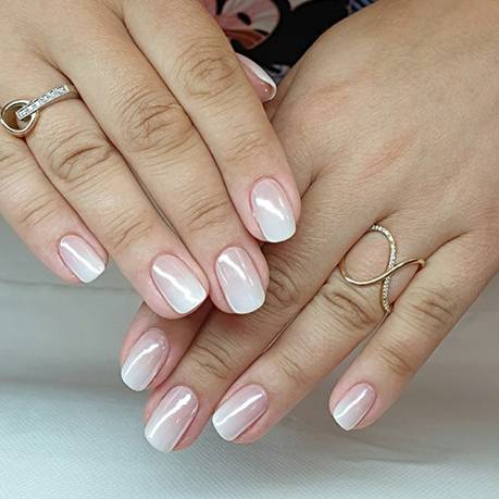 Hybrydowy Manicure Fantazyjny Babyboomer z Perłowym Pyłkiem