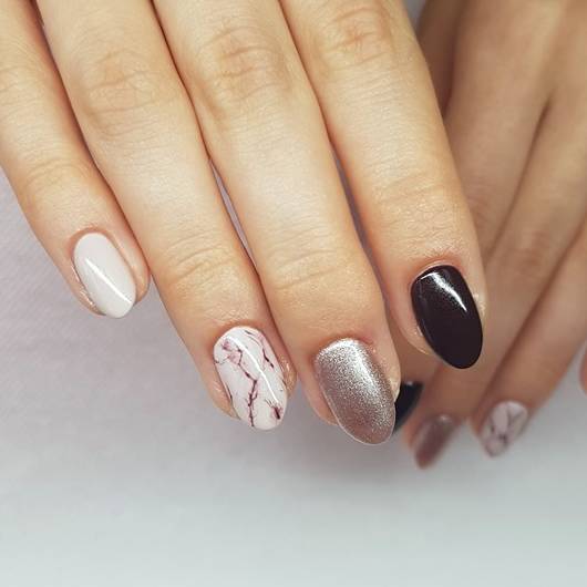 Hybrydowy manicure fantazyjny marmurek