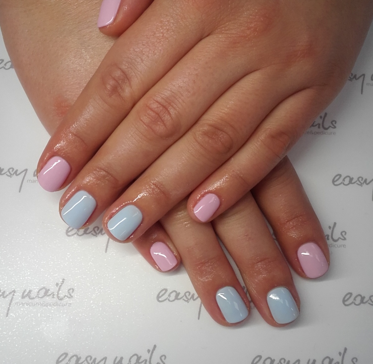 Pudrowy manicure hybrydowy mix kolorów - niebieski i różowy