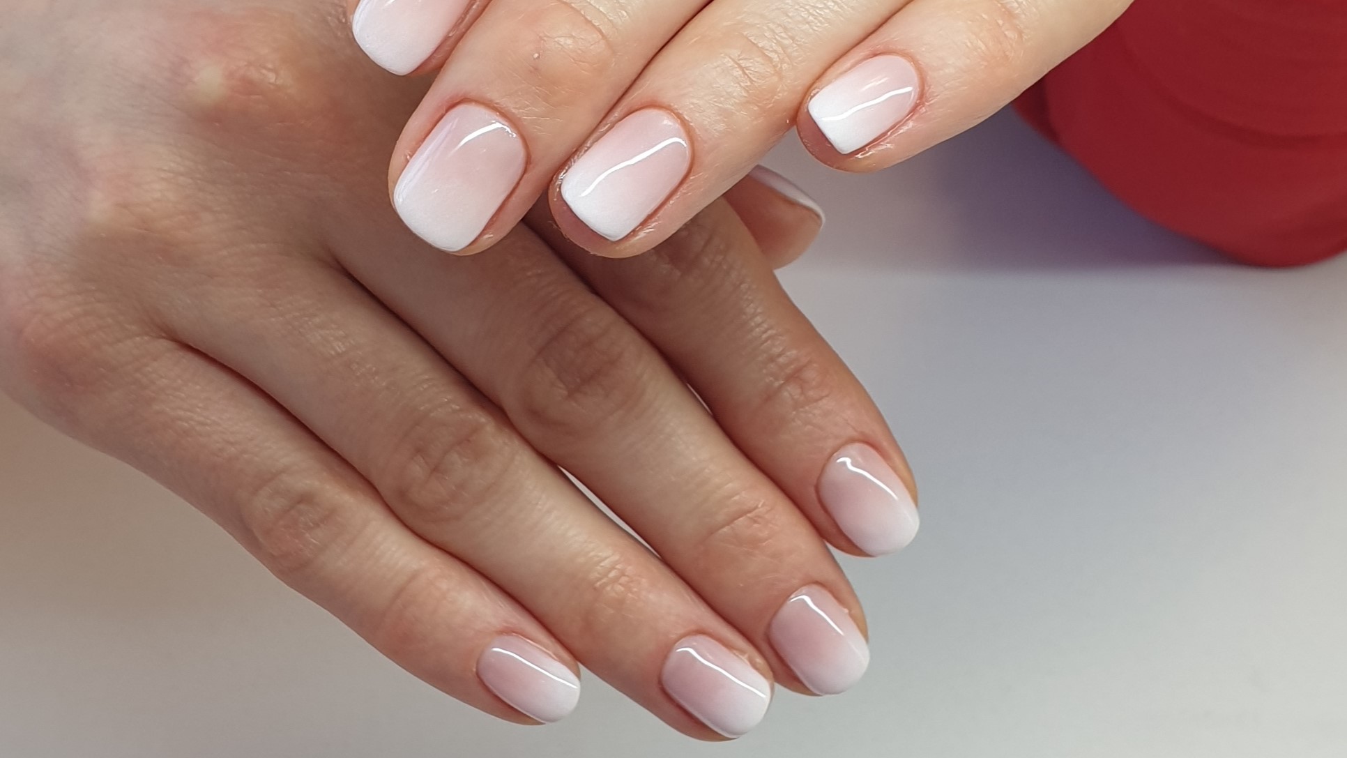 Manicure Żelowy Baby Boomer Delikatny Gradient Na Paznokciach W Najmodniejszym Wydaniu