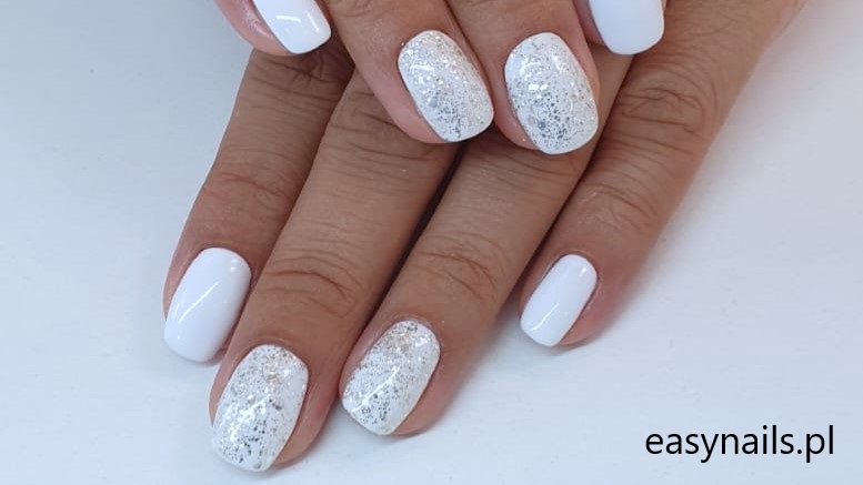 Paznokcie Pastelowe Z Brokatem Kobiecy I Lekki Manicure