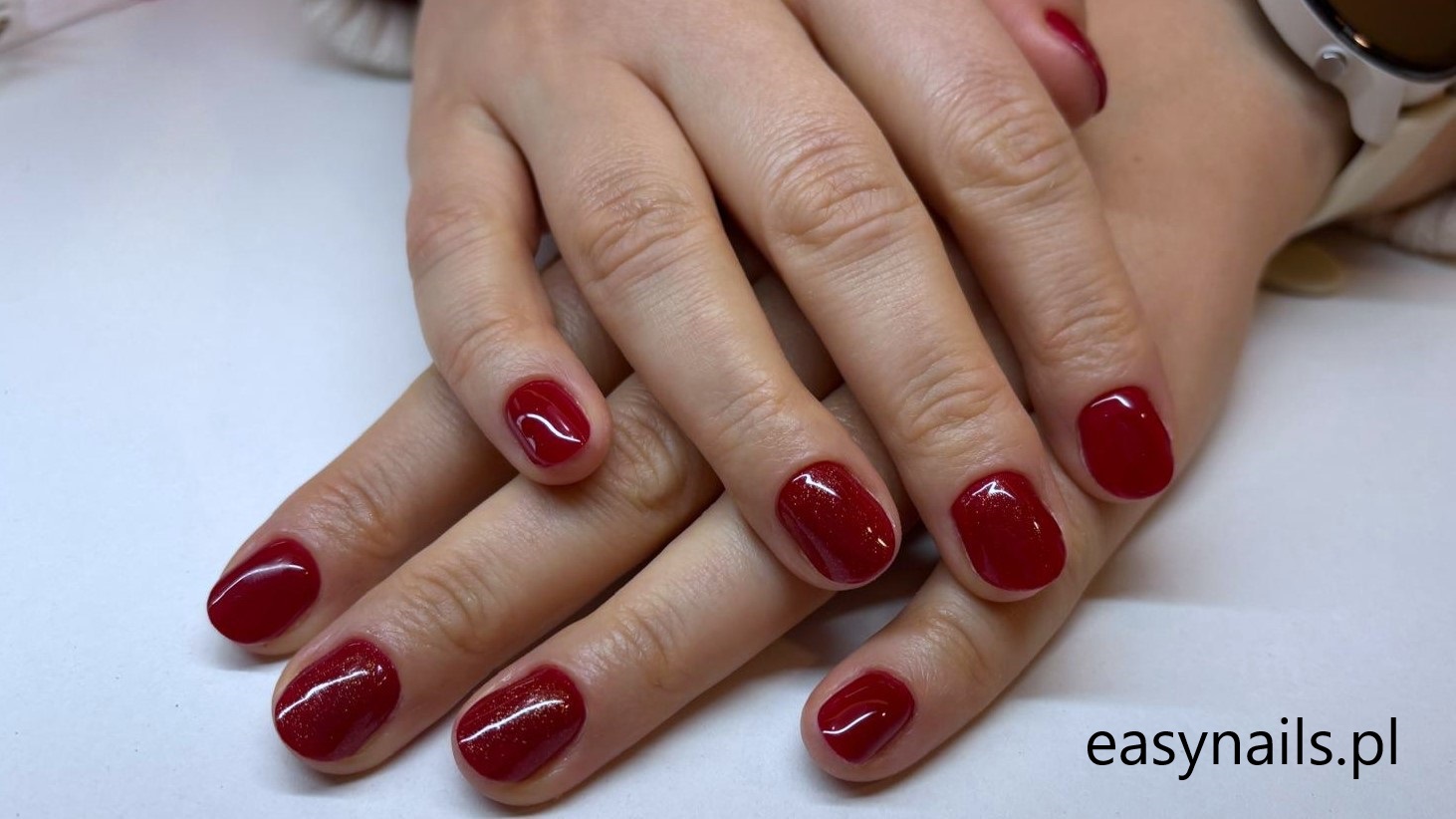 Czerwone Paznokcie Z Brokatem: Zdjęcia, Inspiracje, Stylowe, Eleganckie I Pełne Blasku