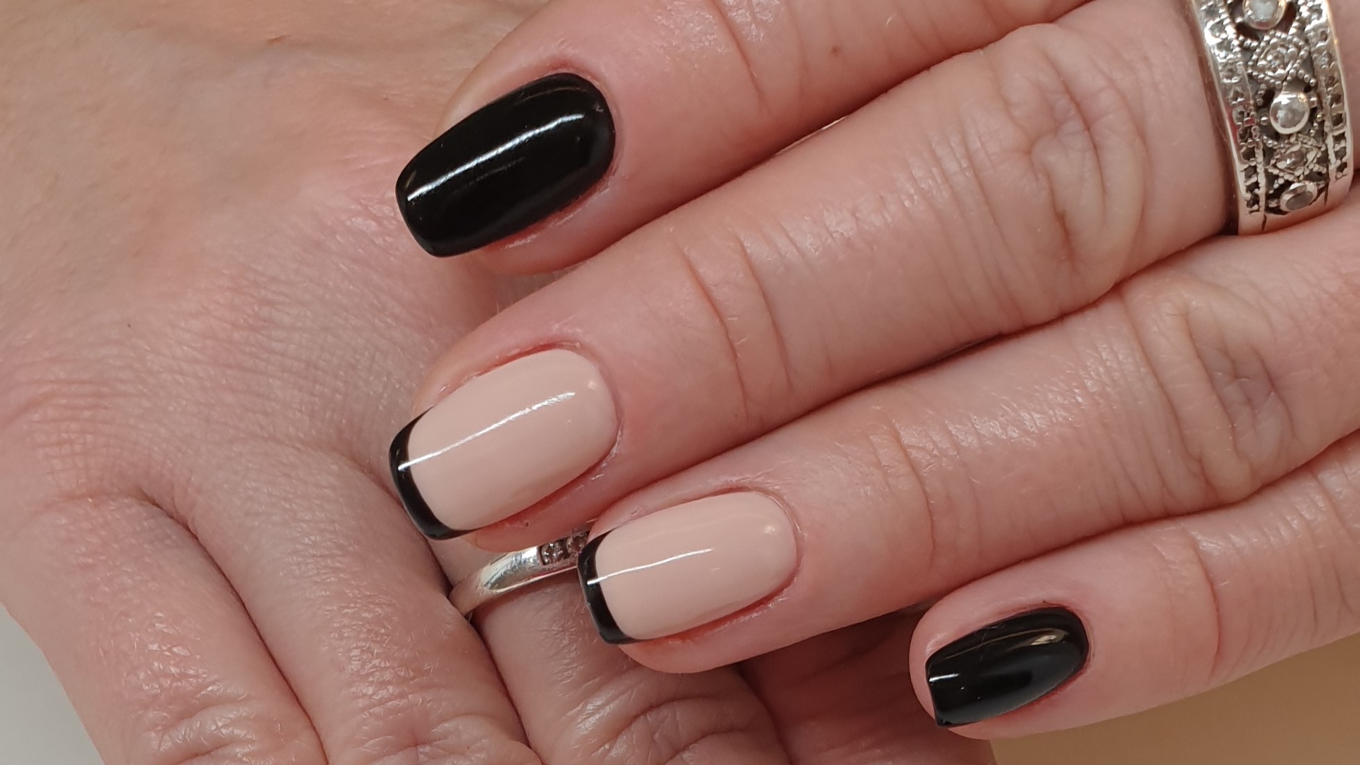 Czarny Manicure French Francuski Elegancka I Nowoczesna Odsłona Klasyki