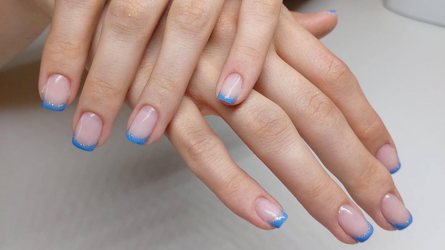 Manicure French Francuski Ze Zdobieniem Jakie Dodatki Wzbogacą Klasyczny Francuski Manicure