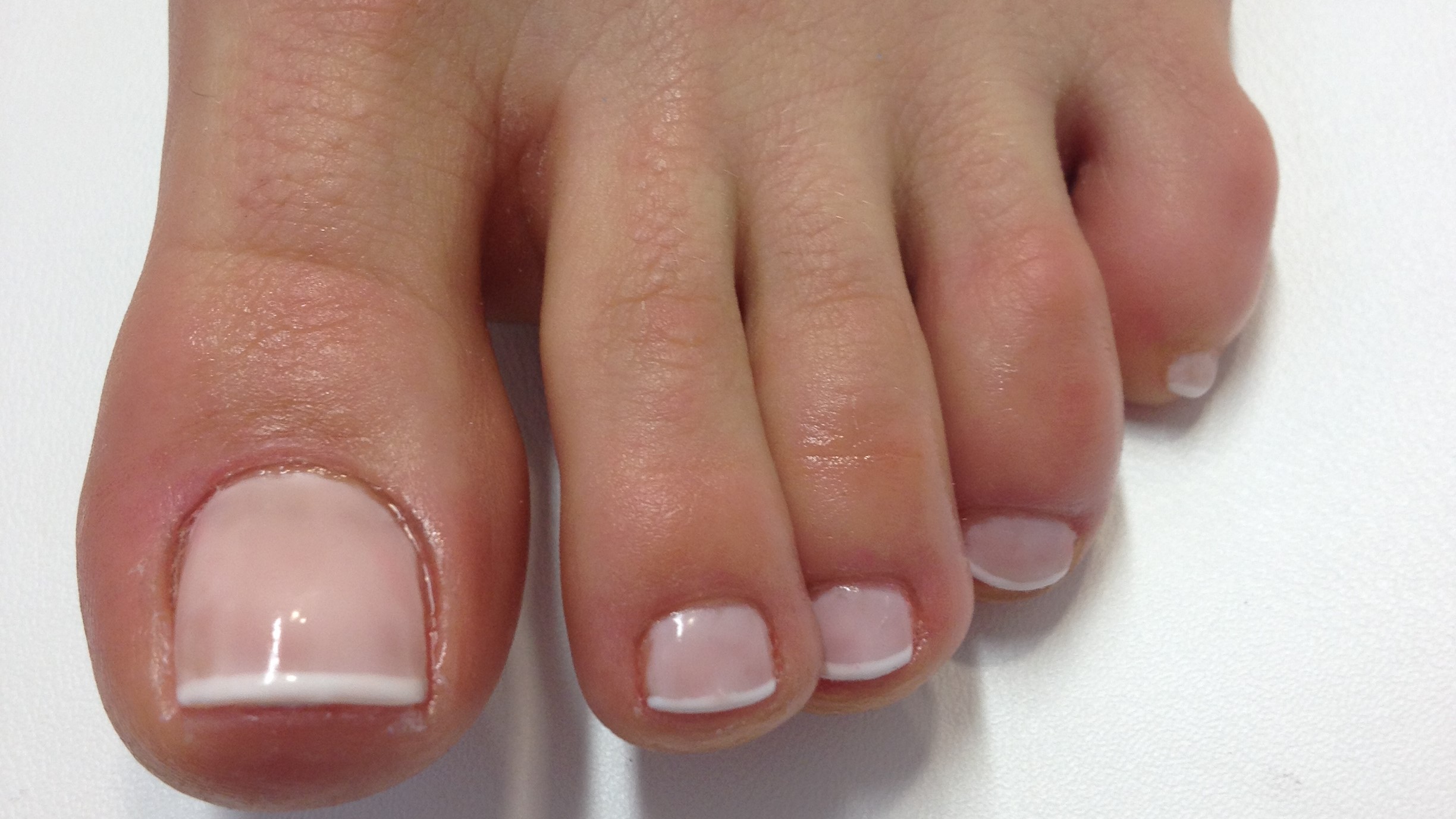 French Pedicure – Dlaczego To Klasyka Która Nigdy Nie Wyjdzie Z Mody? Francuski Pedicure Zawsze Elegancki I Na Czasie