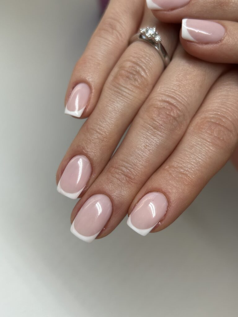 french manicure dla sekretarki i recepcjonistki