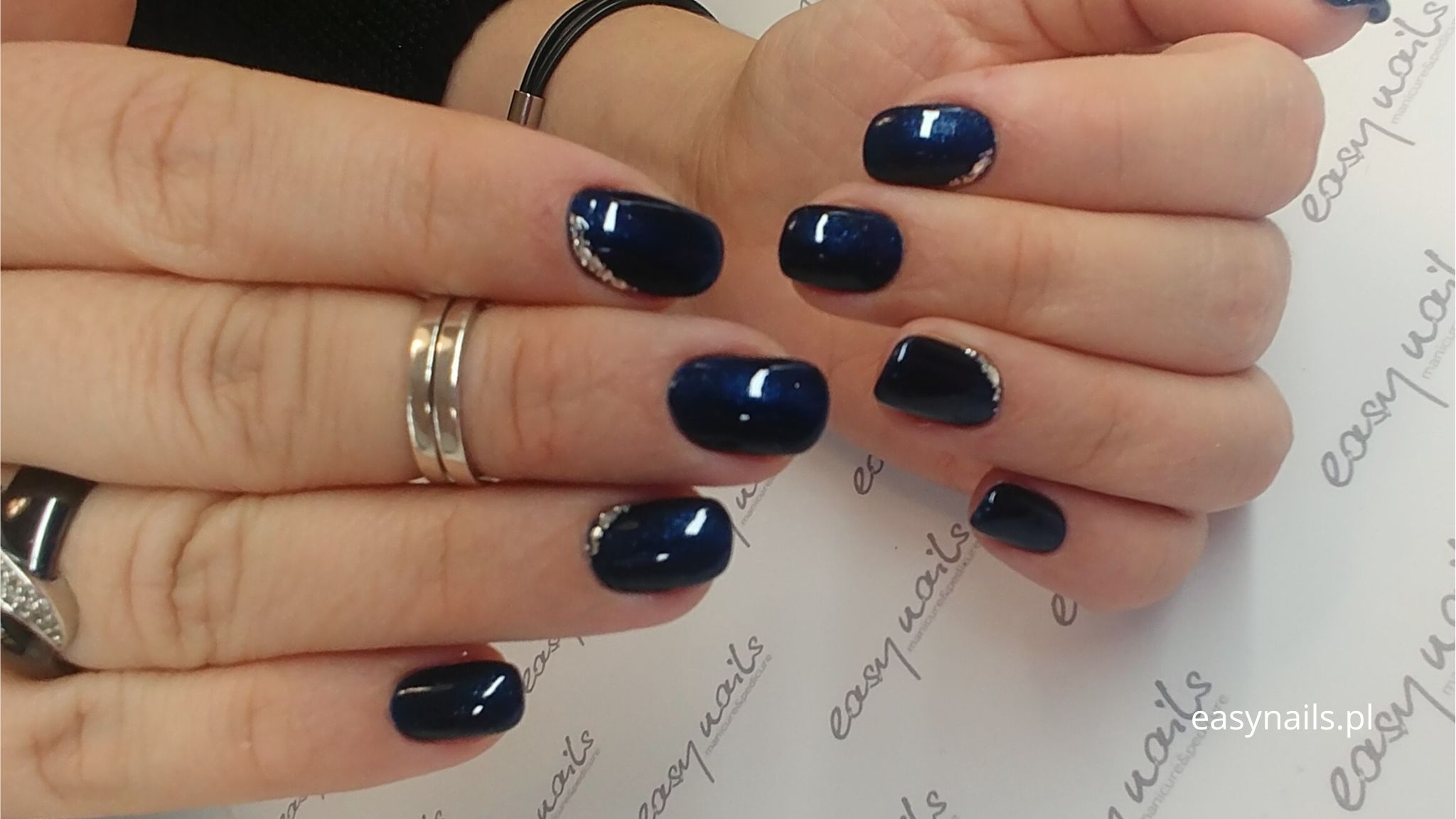Granatowy Manicure Granatowe Paznokcie Zdjęcia Inspiracje Efekt Klasycznej Głębi