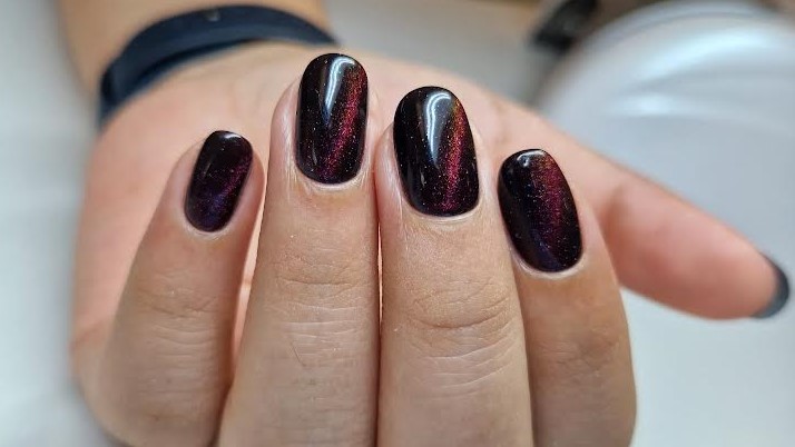 Jak Wykonać Paznokcie Manicure Magnetyczny Z Efektem Kociego Oka?