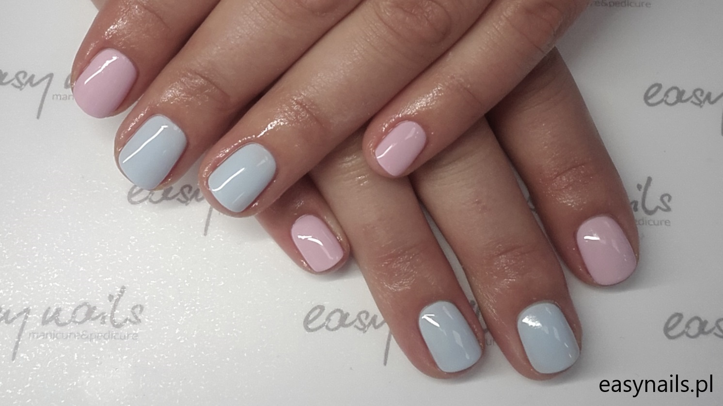 Kolorowe Paznokcie Z Akcentem: Jak Łączyć Różne Kolory I Wyróżnić Jeden Palec W Modnej Stylizacji