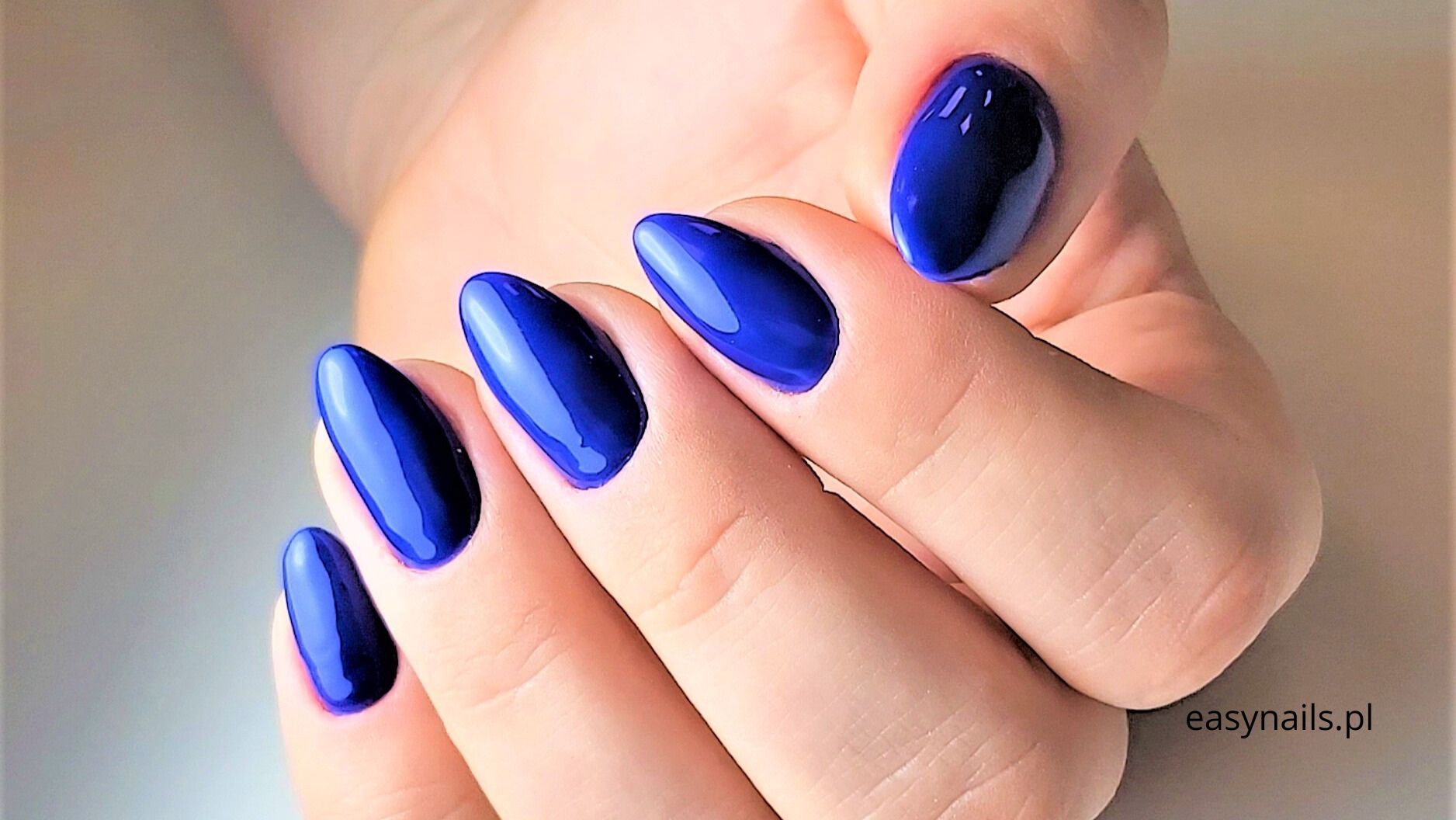 Perłowy Niebieski Manicure Perłowoniebieskie Paznokcie Zdjęcia Inspiracje Efekt Delikatnego Połysku