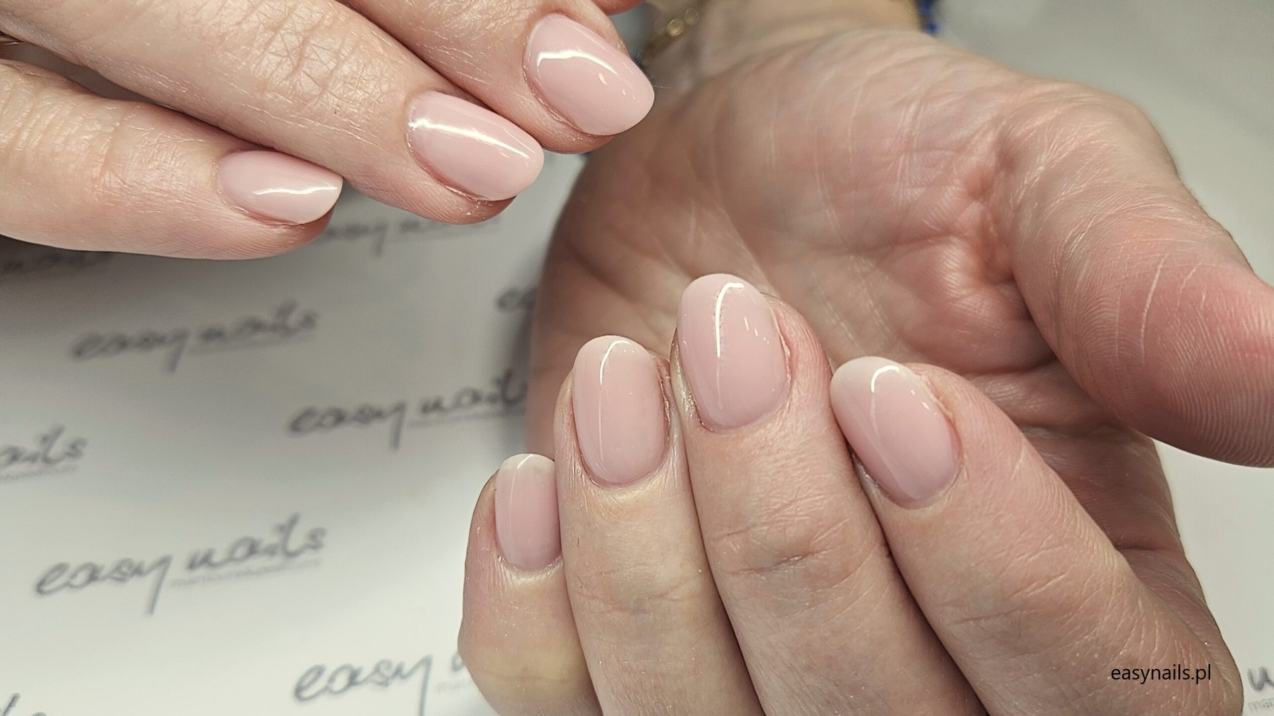 Jasny Beż Ciemny Brąz Na Manicure Paznokciach Zdjęcia Inspiracje Efekt Naturalne Paznokcie W Stylu Nude Jakie Produkty Wybrać