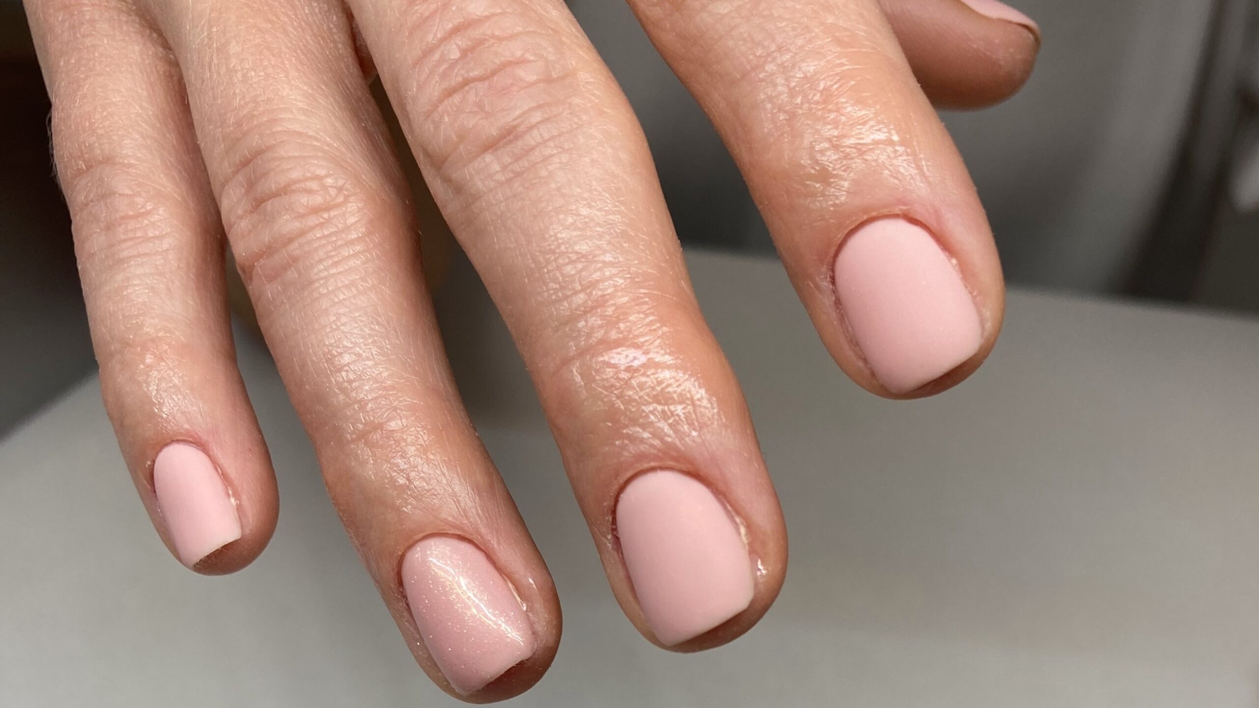 Pudrowo-Różowy I Beżowy Manicure Zdjęcia Inspiracje Efekt Subtelne Eleganckie Paznokcie W Stylu Nude Jakie Lakiery Pasują