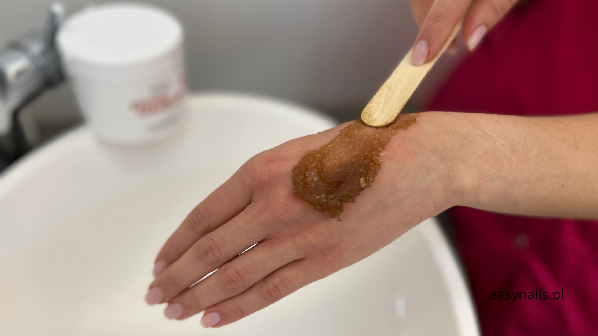 Jak Prawidłowo Stosować Peeling Do Dłoni? 5 Polecanych Peelingów i Jak Ich Użyć