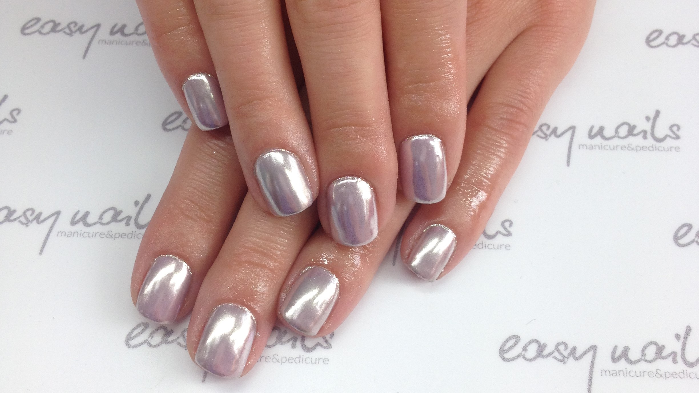 Manicure Z Pyłkiem - Paznokcie z Pyłkiem: Jak Uzyskać Efekt Lustrzany, Syrenki I Inne Modne Wykończenia