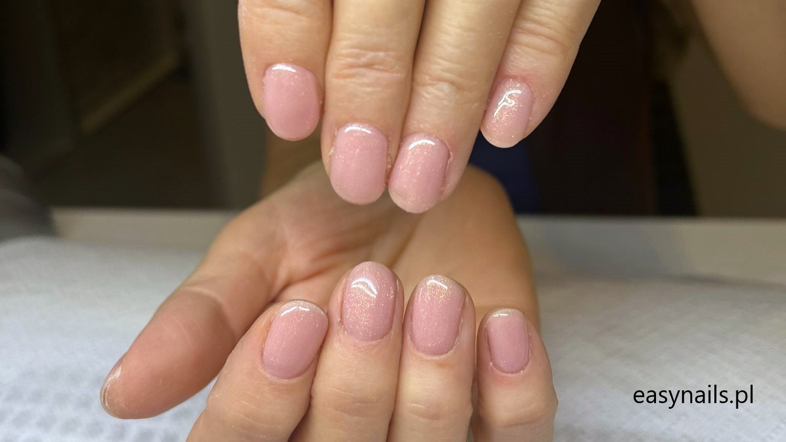 Paznokcie Beżowe Z Brokatem Delikatny Ale Efektowny Akcent