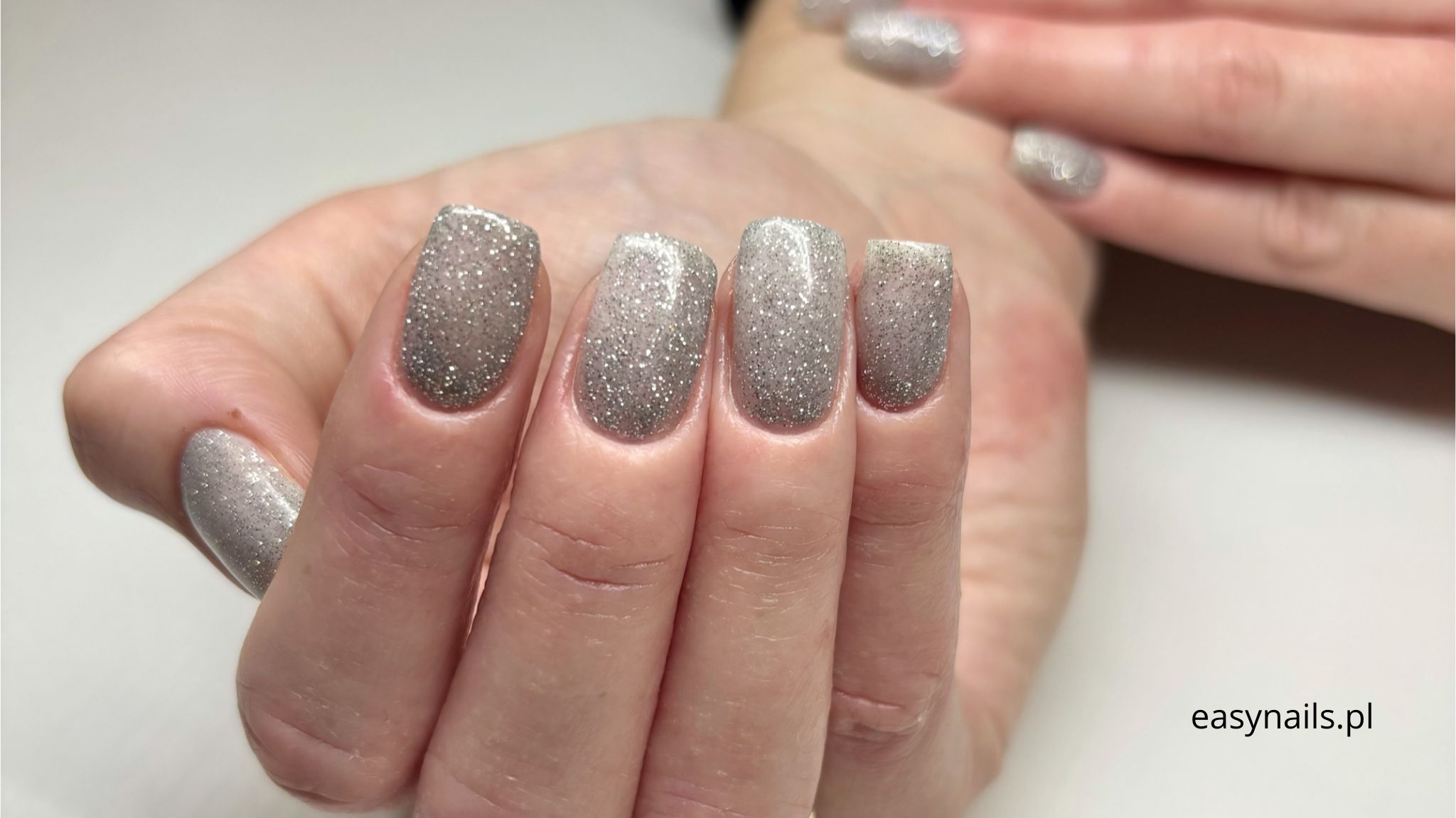 Paznokcie Srebrne Z Brokatem Iskrzący Efekt Glamour