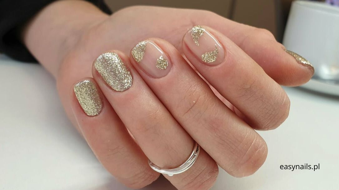 Paznokcie Złote Z Brokatem Luksusowy Manicure Na Każdą Okazję Paznokcie Złote Z Brokatem Luksusowy Manicure Na Każdą Okazję