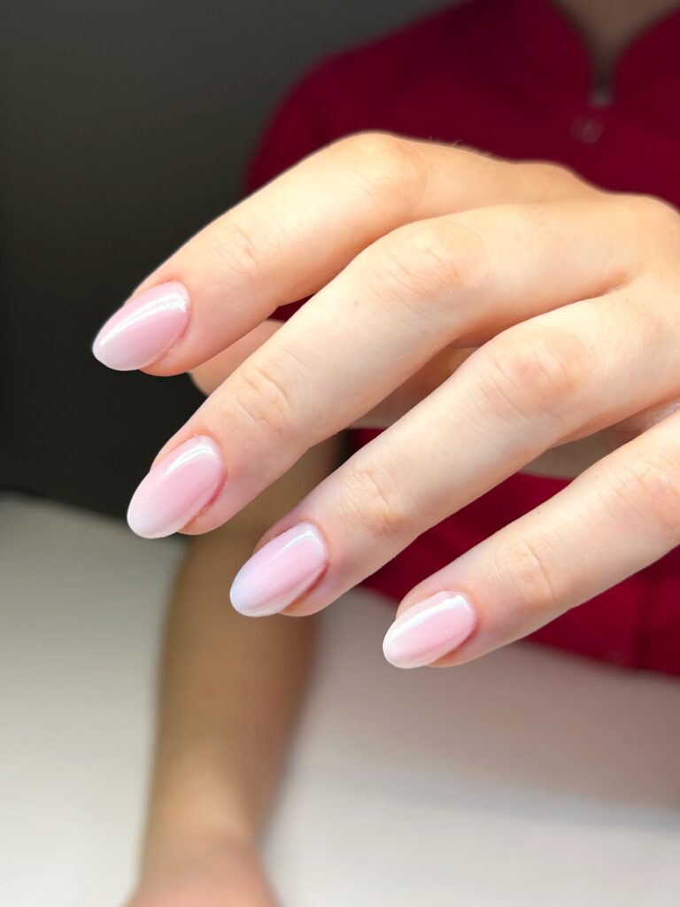 delikatne różowe pastelowe paznokcie dla sekretarki i recepcjonistki