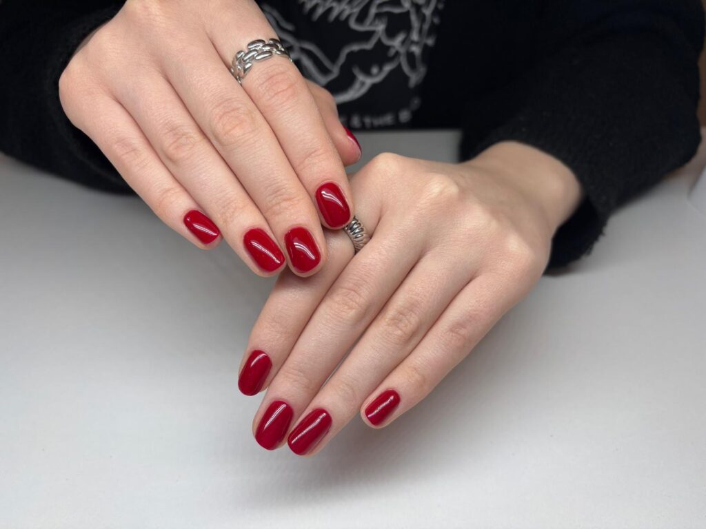 czerwony klasyczny manicure dla sekretarki i recepcjonistki