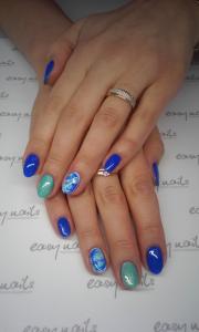 Wiosenny manicure hybrydowy ze zdobieniem utrzymany w niebieskich barwach