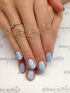 Delikatny manicure hybrydowy pudrowy niebieski ze śnieżynkami