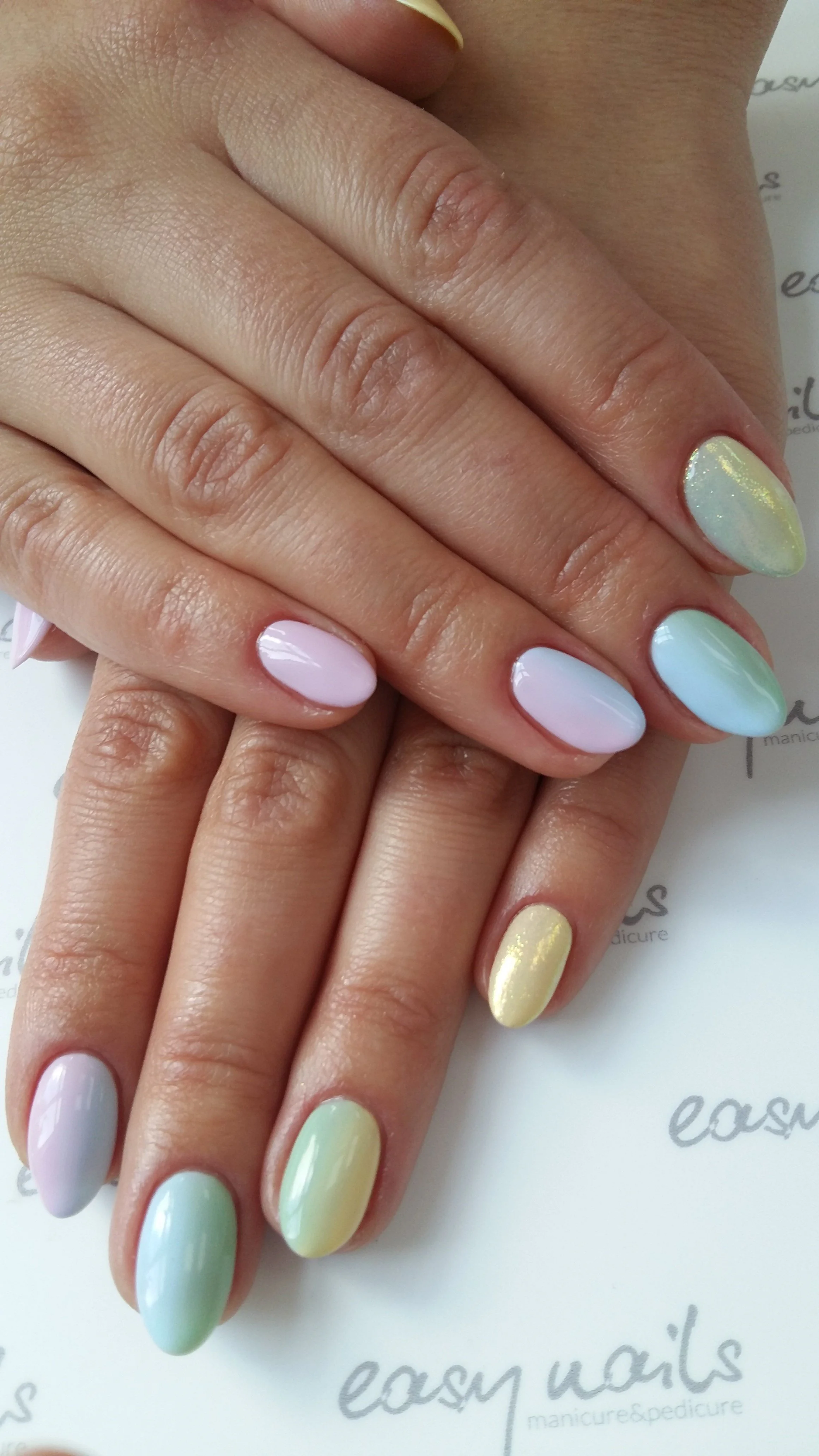 Manicure hybrydowy w pastelowych barwach