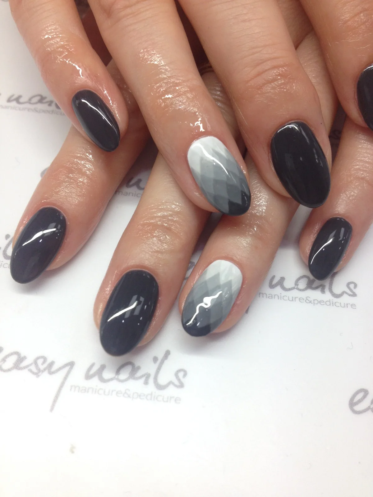 Czarny manicure hybrydowy ze współczesnym ombre