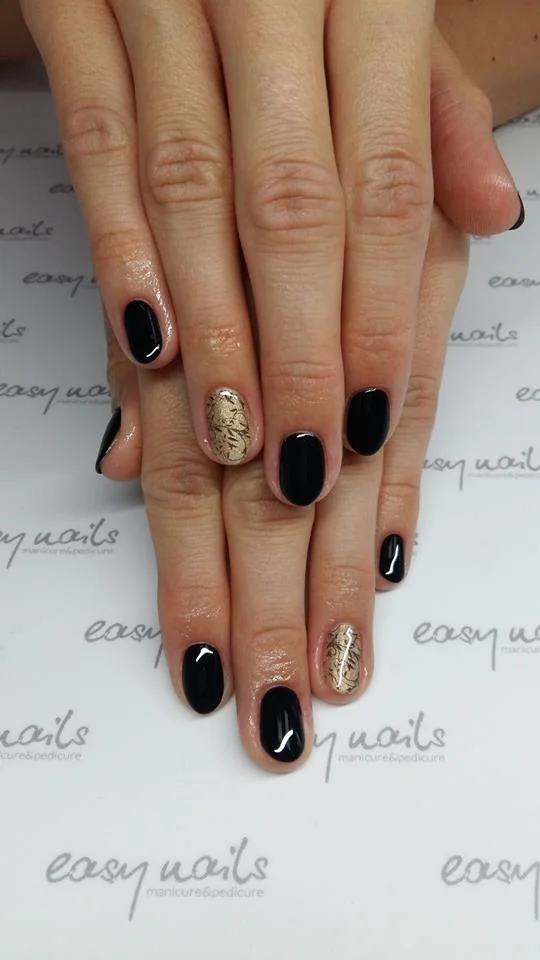 Paznokcie Ze&nbsp;Złotym Akcentem: Jakie Kolory Najlepiej Komponują Się Ze&nbsp;Złotem I&nbsp;Tworzą Eleganckie Stylizacje