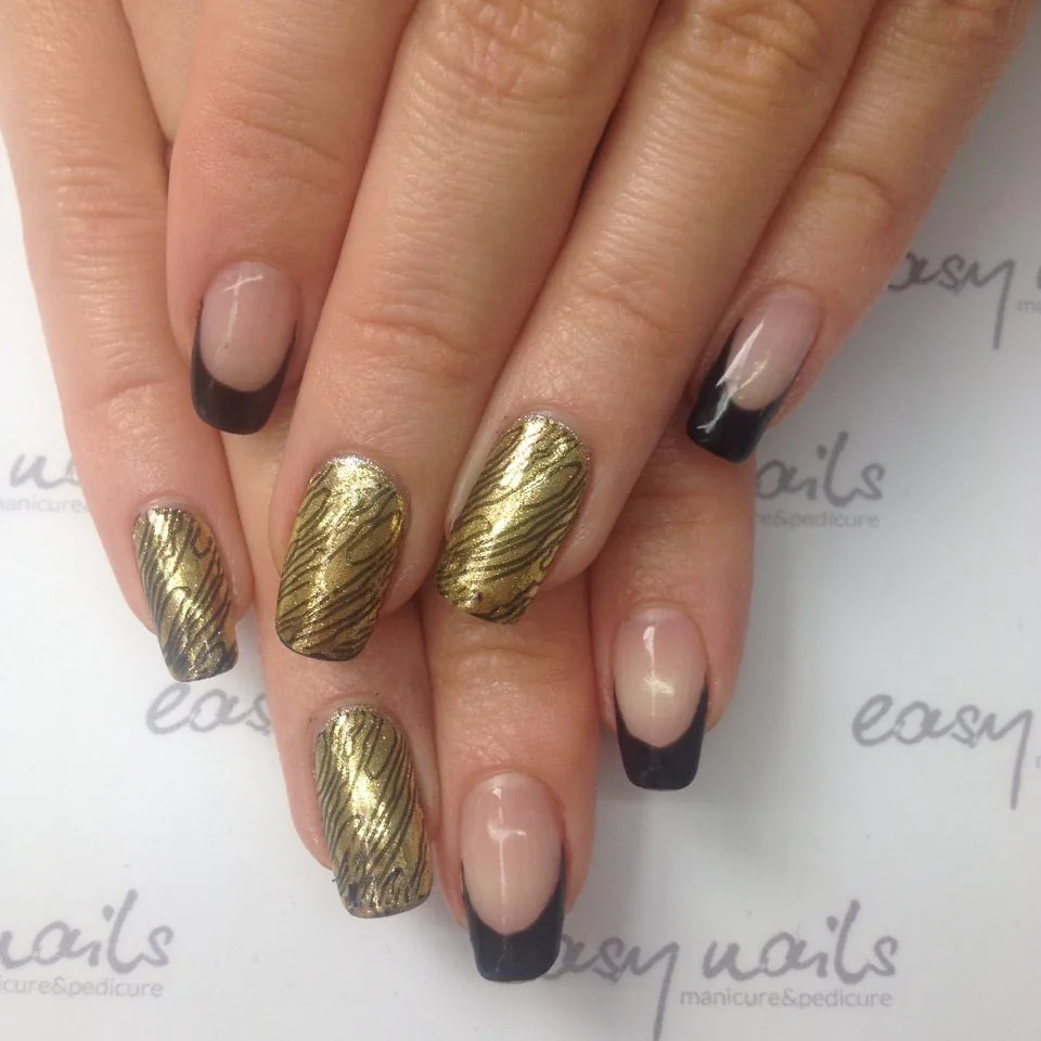 Fantazyjny manicure hybrydowy french folia ze zwierzęcym wzorkiem