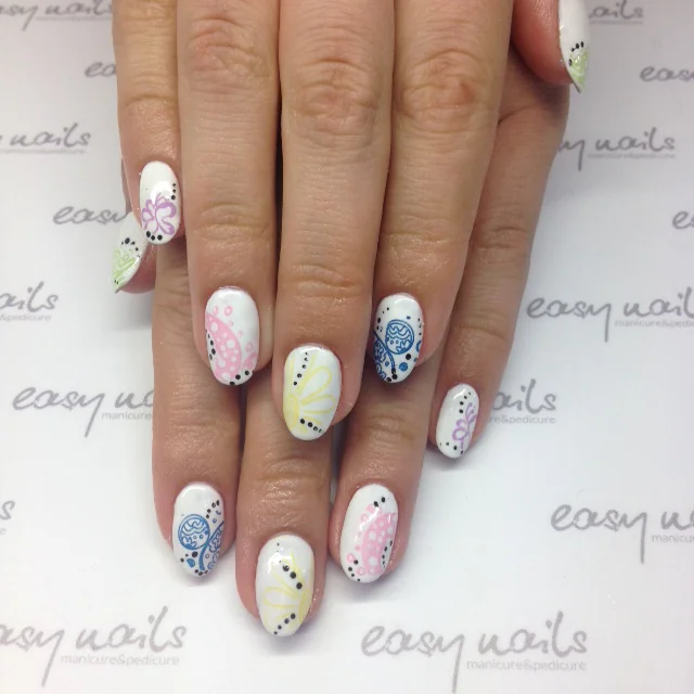 Pastelowy manicure hybrydowy z delikatnymi zdobieniami