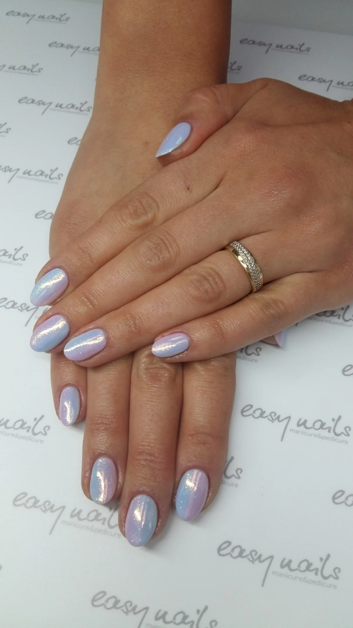 Perłowy manicure z silnym połyskiem