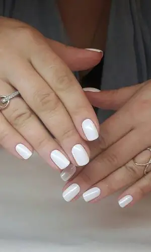 Biały manicure z efektem syrenki