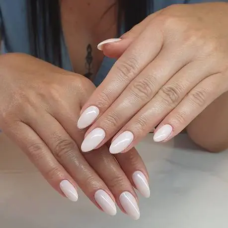 Delikatny manicure hybrydowy z efektem połysku