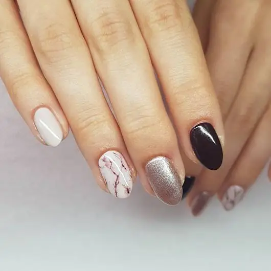 Hybrydowy manicure fantazyjny marmurek