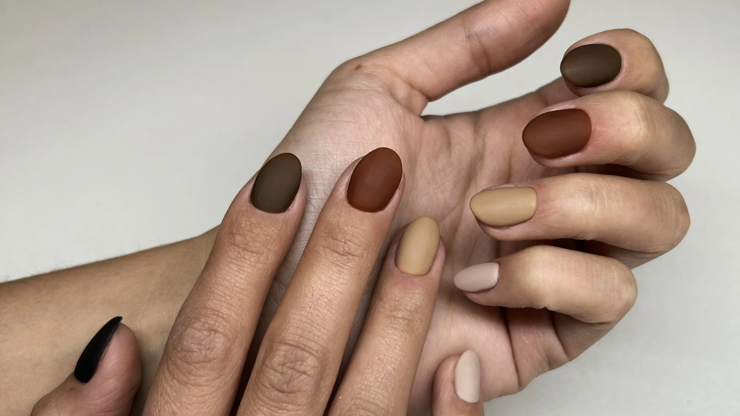 Brązowe Paznokcie Hybrydowe Ciepłe Odcienie Kawy I&nbsp;Czekolady Na&nbsp;Jesienne Dni
